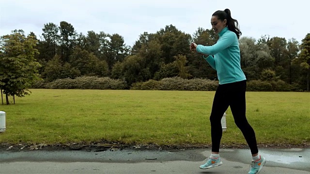 女性跑步用智能手表健身智能手表视频素材