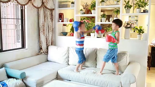 可爱的男孩拳击视频素材