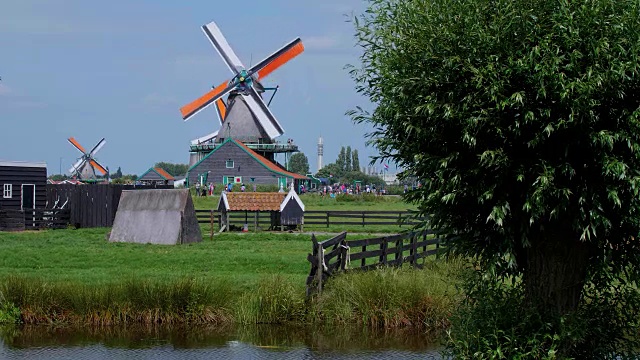 荷兰田园诗般的风车景色视频素材