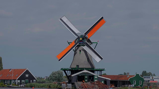 荷兰的一个小村庄，有典型的风车视频素材