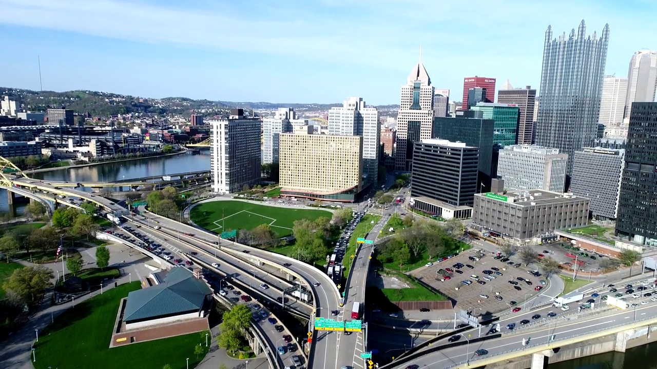 在皮特大桥上方，镜头对准了繁忙的匹兹堡市!视频下载