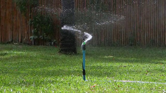 花园里的洒水器视频素材