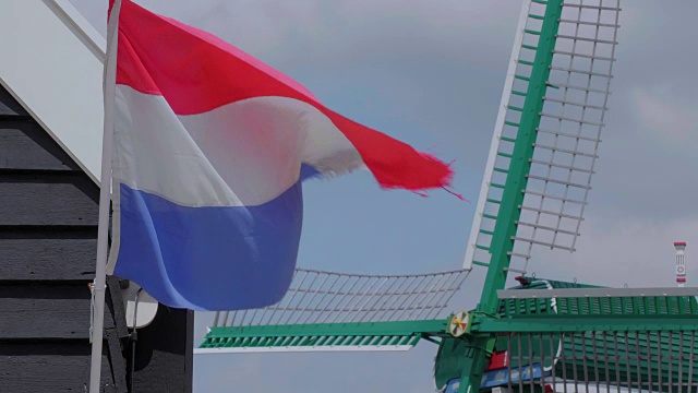 风车前悬挂着荷兰国旗视频下载