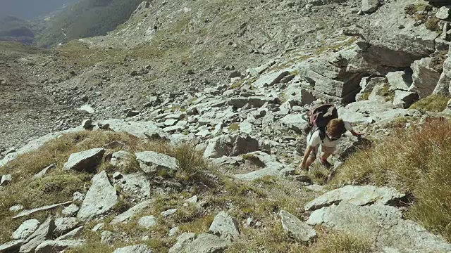 一个女人爬上了意大利的法国阿尔卑斯山视频素材
