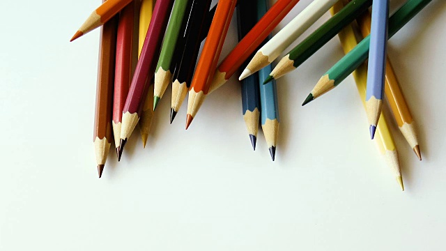 彩色铅笔在白纸上视频素材