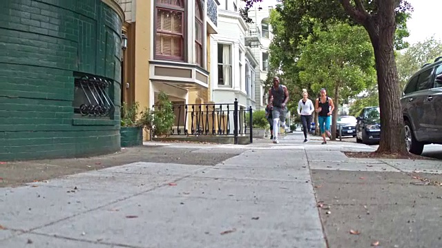 四个人在旧金山的街道上跑步视频下载