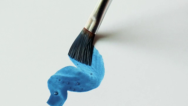 用蓝色水彩笔在纸上作画视频素材