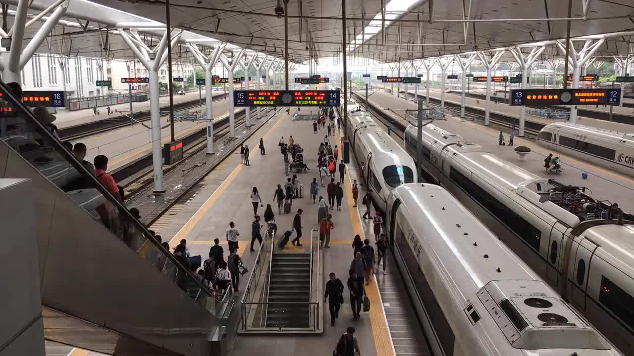 时间推移:站台上的乘客和高速列车视频下载