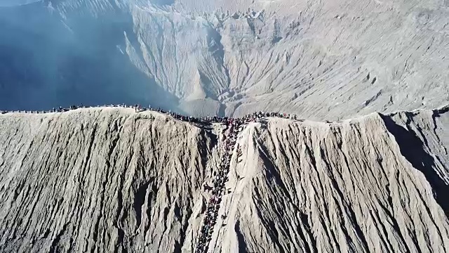 印度尼西亚东爪哇的布罗莫火山口，无人机拍摄视频下载