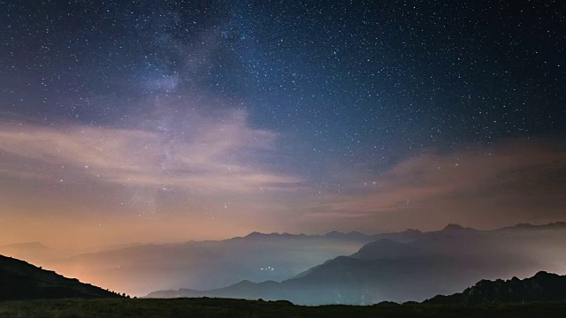 时间流逝的银河旋转阿尔卑斯山与雾视频素材