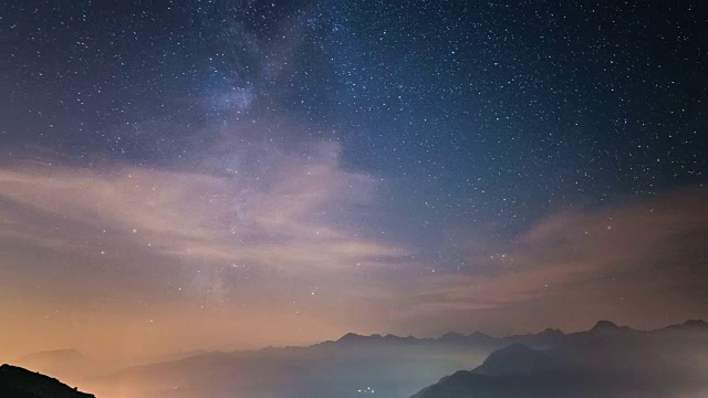 时间流逝的银河旋转阿尔卑斯山与雾视频素材