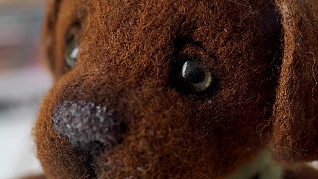 羊毛(毛毡)手工制作的柔软玩具:棕色(巧克力)可爱的狗视频下载
