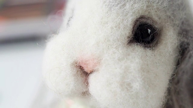 羊毛(毛毡)手工制作的柔软玩具:灰白色的小兔子或小兔子视频下载