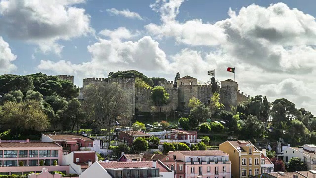 特写镜头:圣乔治城堡俯瞰里斯本的天际线。葡萄牙。2017年4月视频下载
