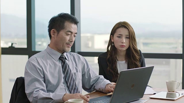 亚洲公司高管在办公室讨论业务视频素材