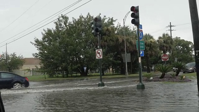 汽车驶过新奥尔良市I10公路被洪水淹没的十字路口视频素材