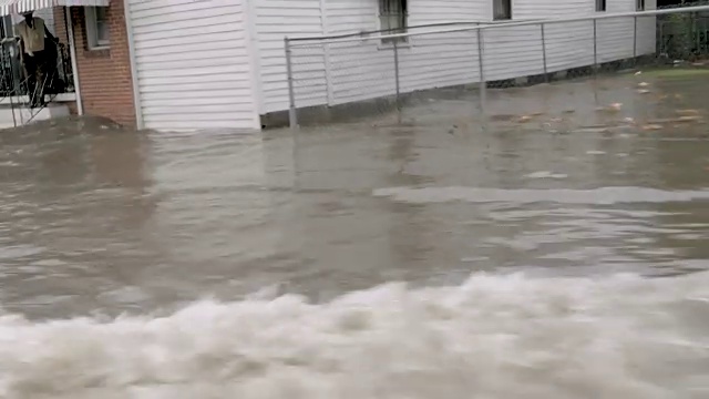 一辆汽车在新奥尔良被洪水淹没的街道上快速行驶视频素材