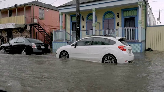 卡车在被洪水淹没的街道和汽车之间行驶视频素材