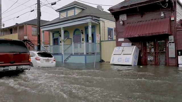 新奥尔良不断上涨的洪水淹没了汽车、房屋和企业视频素材