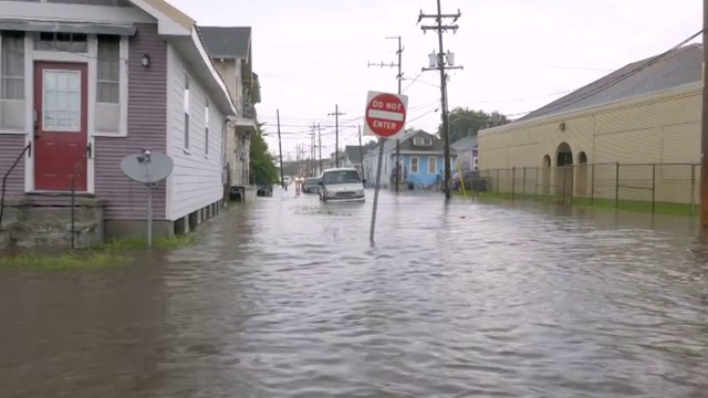 在NOLA的山洪中被淹没的房屋，汽车和街道视频素材