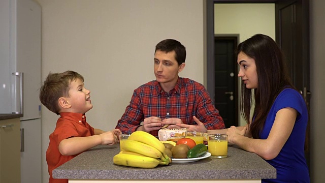 家庭由爸爸、妈妈和儿子一起吃饭组成视频下载