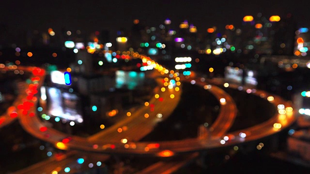 视频Bokeh城市晚上的交通。视频素材
