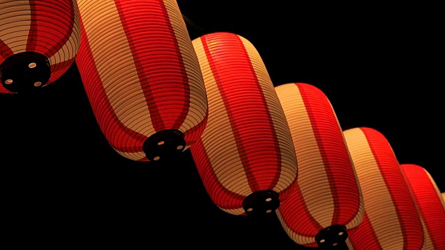 纸红白的日本灯笼在黑暗的天空中闪耀视频素材