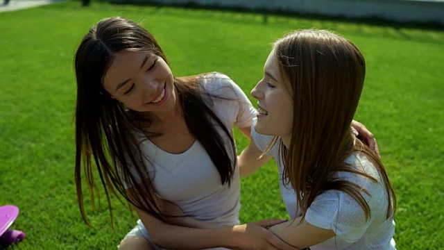 放松积极的女孩拥抱在草地上视频下载