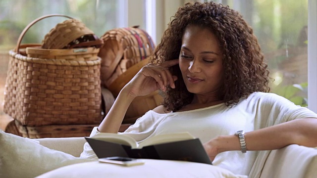 非裔美国妇女在窗边看书视频素材