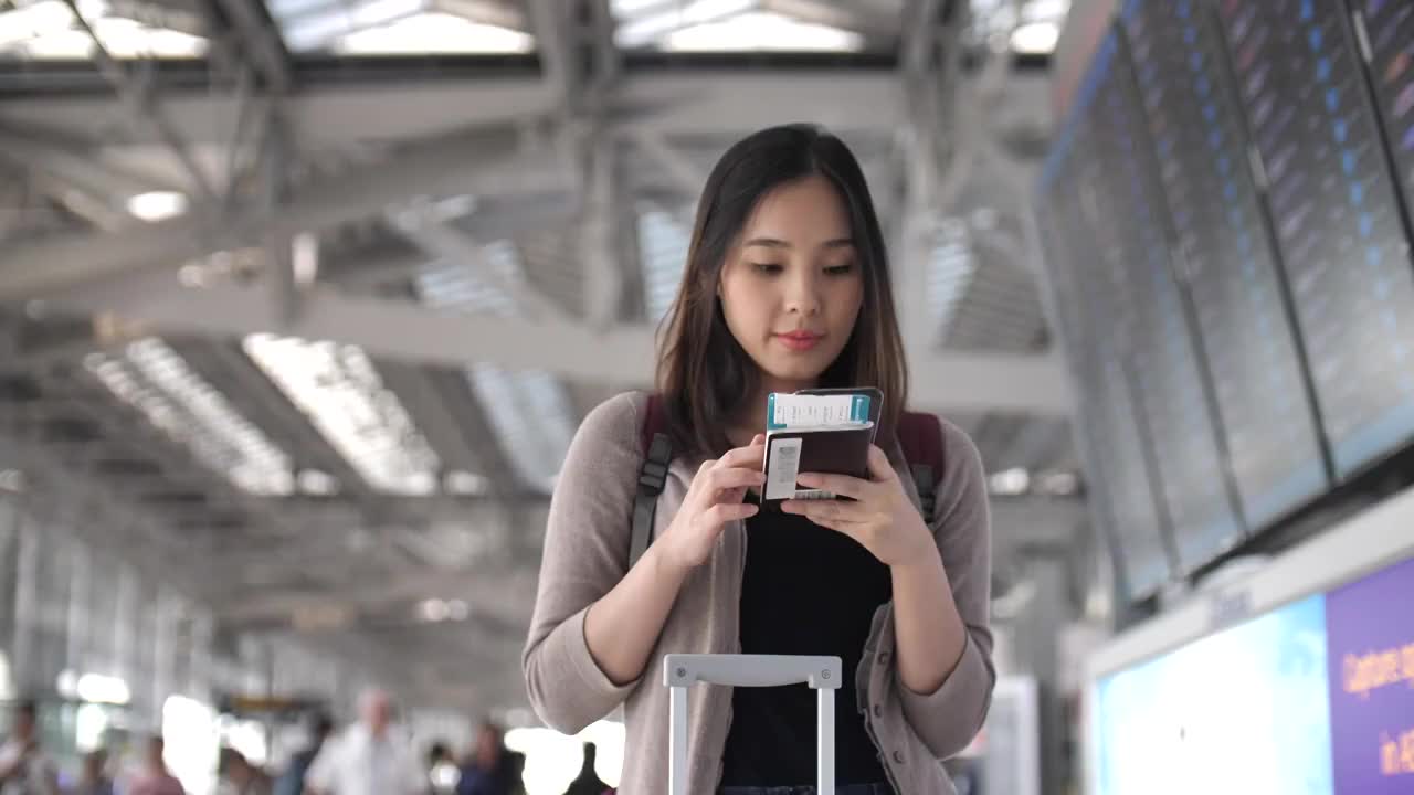 旅客在机场使用电话办理登机手续视频素材