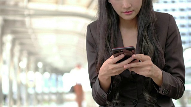 4K:商务女性用智能手机放松和网上购物。视频素材