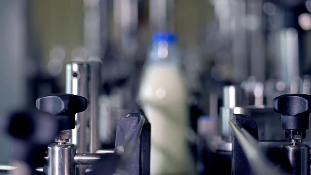 奶瓶离开灌装机的快速运动。视频下载
