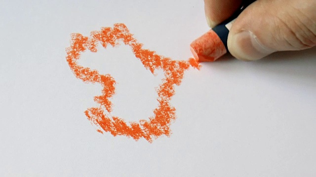 人在纸上用彩色粉笔作画视频素材
