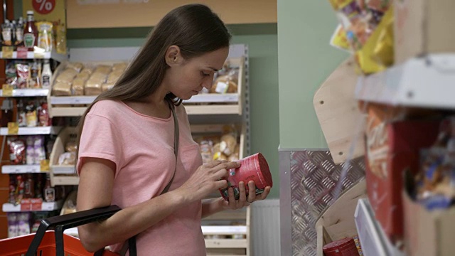 年轻漂亮的女人在超市买脆饼视频素材