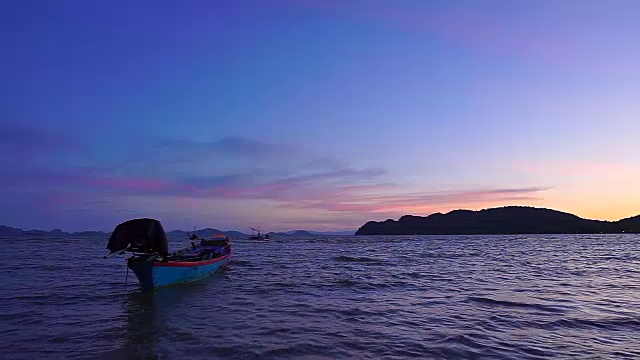 夕阳中的泰国渔船。视频素材