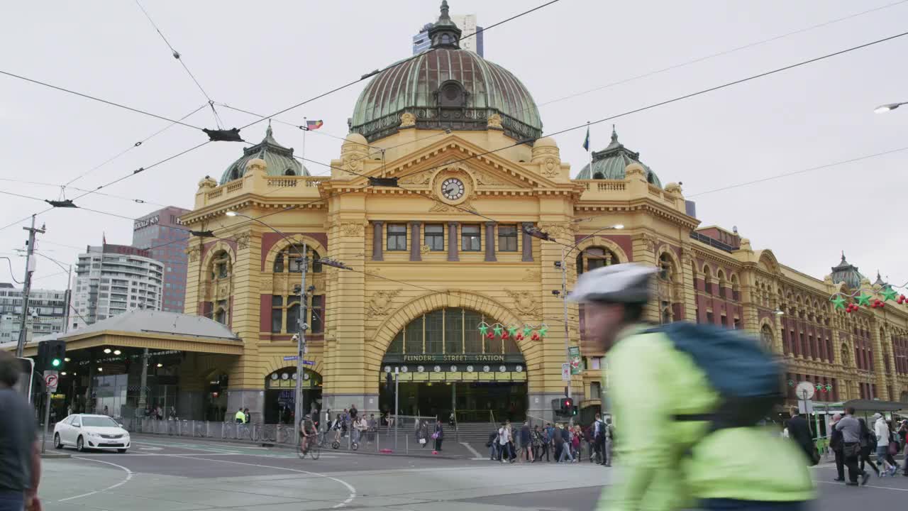 澳大利亚墨尔本，WS有轨电车经过弗林德斯街站视频下载