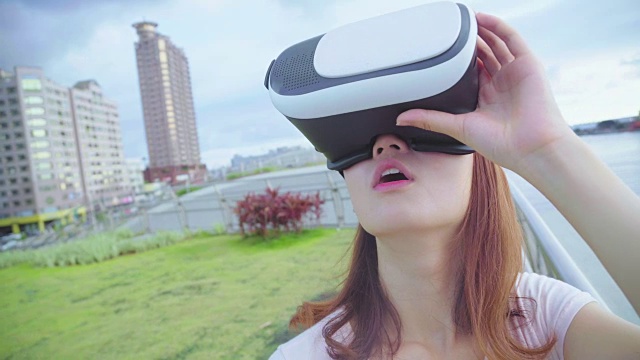 女人戴着虚拟现实眼镜视频素材