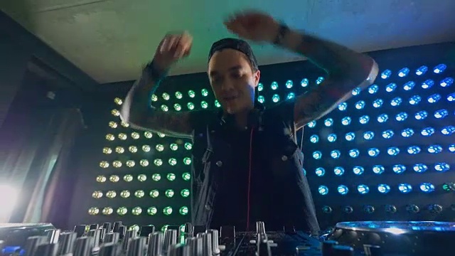 近距离观看的DJ用双手转动旋钮。视频素材