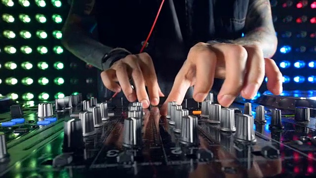 详细说明了DJ调音器的调整过程。视频素材
