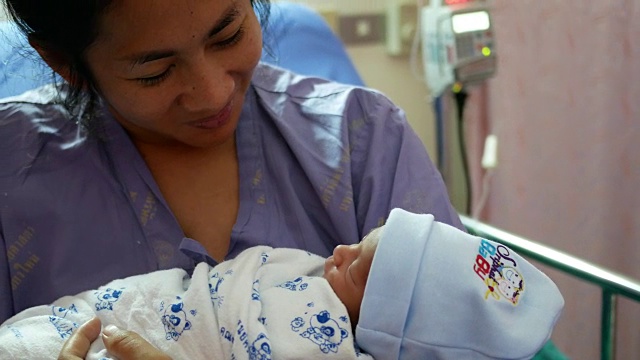 新出生的婴儿和他的母亲视频下载