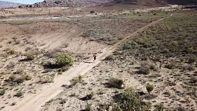 菲特南在塞德伯格山脉贫瘠的土地上跑步视频下载