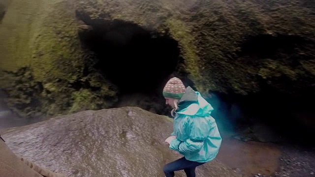 一对年轻幸福的情侣在gopro上自拍。男人和女人在冰岛欣赏Gljufrabui瀑布视频素材