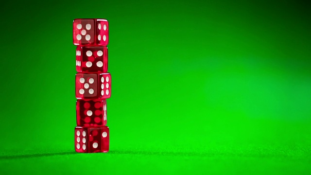 红骰子在绿布上…视频下载