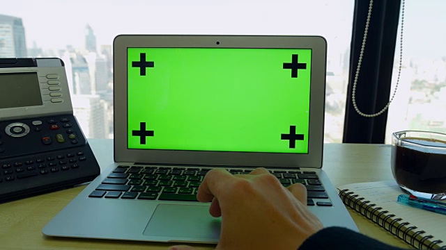 使用绿色屏幕的电脑视频素材