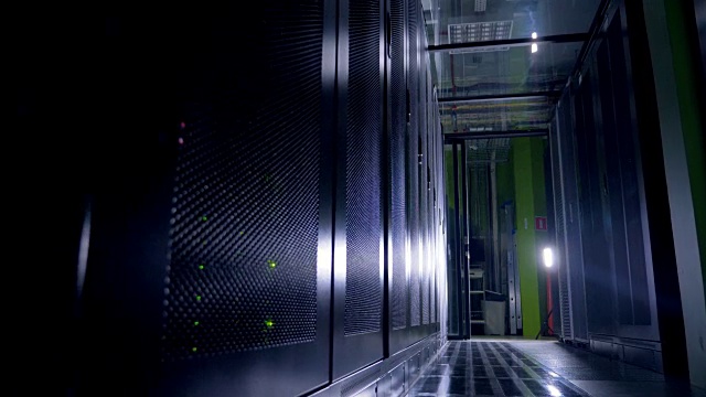 在夜间的数据存储柜里，绿色的led发光。视频下载