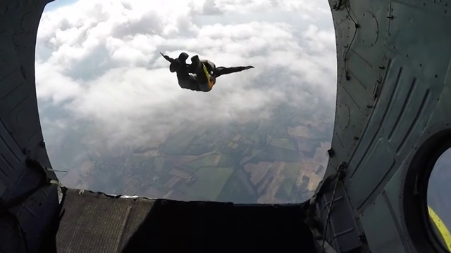 跳伞者从飞机尾部跳出来视频素材
