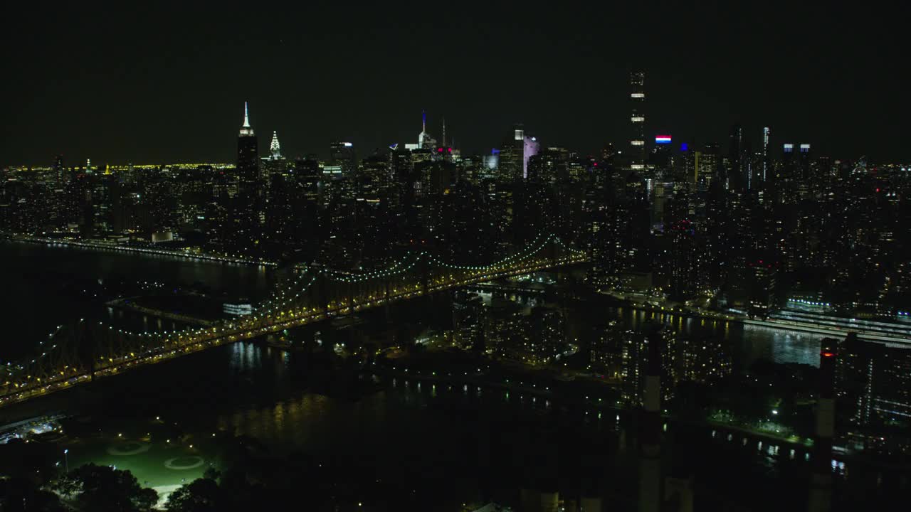纽约昆斯伯勒大桥的夜景，揭示了曼哈顿中城视频素材