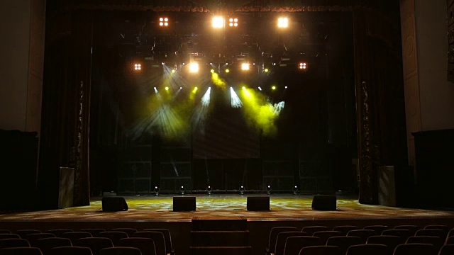 空旷的舞台上，音乐会上五彩缤纷的舞台灯光视频下载