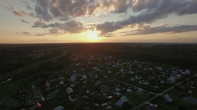 地平线日落和村庄在俄罗斯，鸟瞰图视频素材