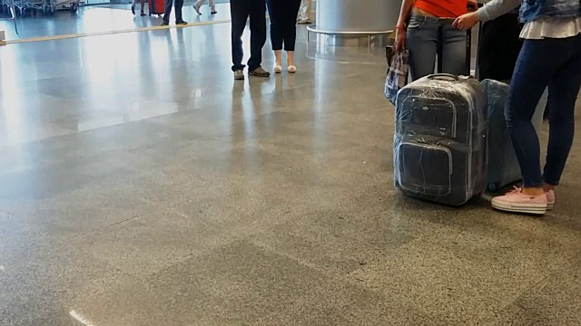 在机场等待登机的人们，旅客运输视频素材